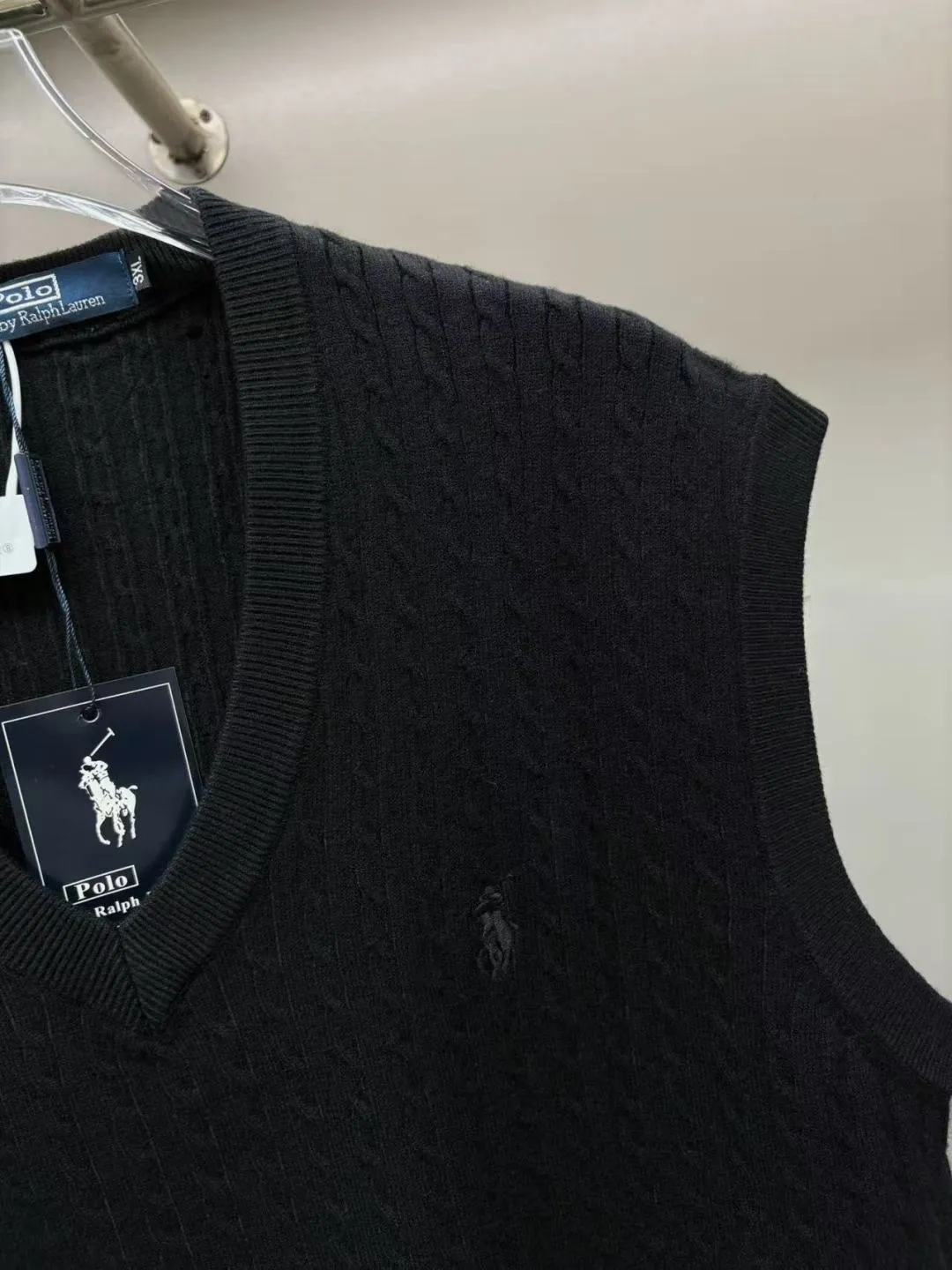 P260 POLO Ralph Lauren's new embroidered wool vest. Original fabric. Official same style. Weaved with customized natural medium-thick imported wool gauze, feels very comfortable and smooth. Very wide and stylish. Produced by a first-line brand factory. Woven by imported machines. It is very soft and skin-friendly to wear. It will not deform after long-term wear. The latest style for autumn and winter. Fashionable and personalized. Super versatile and good-looking. Very suitable for both men and women. A must-have for everyone. Color: black, sapphire blue, gray, maroon. Size: M-4XL